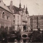 Der wieder hergestellte Burggraben mit Deutschem Haus, um 1900. Foto: E. Arnhold