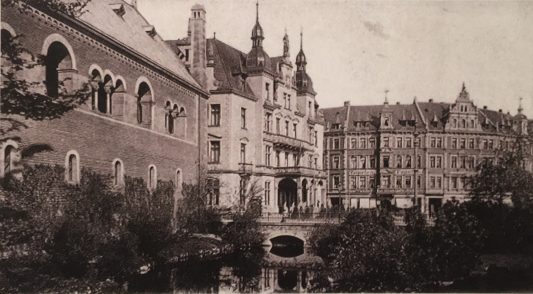 Der wieder hergestellte Burggraben mit Deutschem Haus, um 1900. Foto: E. Arnhold