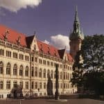 Ruhfäutchenplatz mit Rathaus und Säule „200 Jahre Christentum“. Foto: E. Arnhold