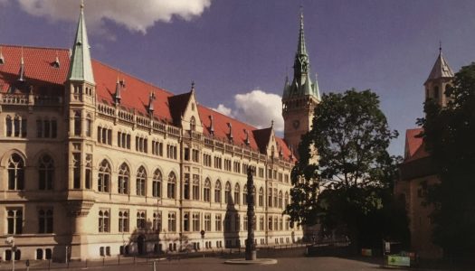 Ruhfäutchenplatz mit Rathaus und Säule „200 Jahre Christentum“. Foto: E. Arnhold