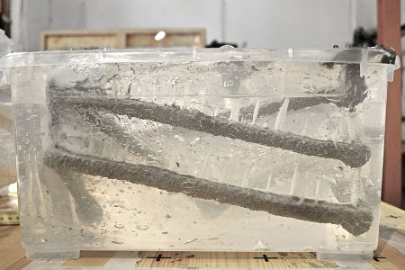 Das Foto zeigt das Injizieren eines Betonstrangs in ein Trägermedium (Studentische Experimente aus der Lehrveranstaltung „Digital Building Fabrication Studio“; Studierende: Annahita Meshkini und Jan Zöllner). Foto: ITE/TU Braunschweig