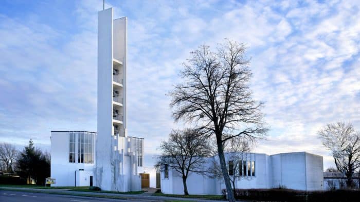 Die Heilig-Geist-Kirche in Wolfsburg steht zum Verkauf. Foto: LARS LANDMANN / regios24