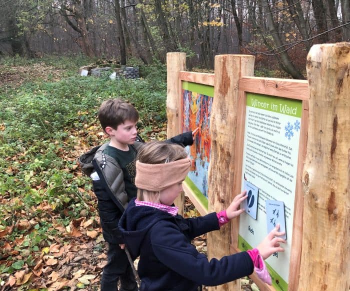 Anhand von Infotafeln mit großformatigen Wimmelbildern können Kinder die Natur erforschen. Foto: Naturpark Elm-Lappwald
