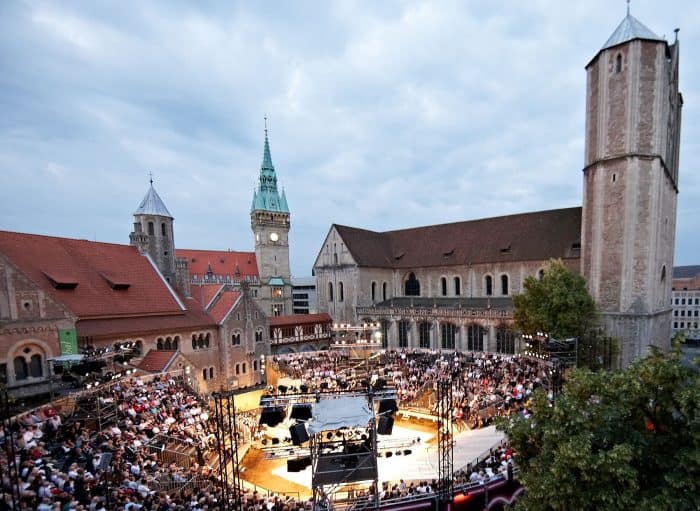 Der Burgplatz wird auch 2022 zur Freilichtbühne des Staatstheaters: Foto: Staatstheater Braunschweig/Karl-Bernd Karwasz