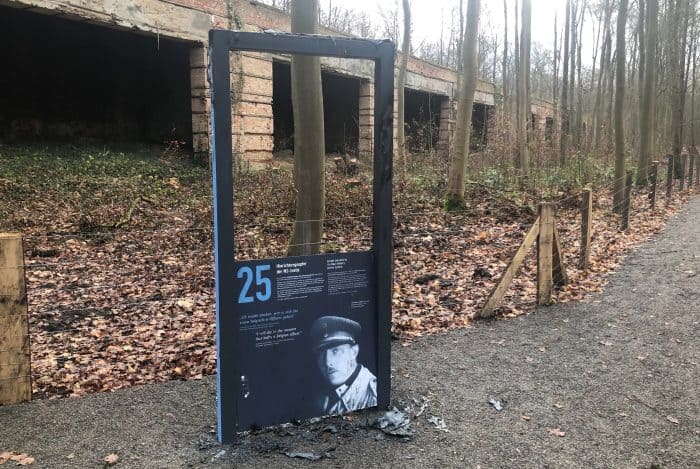 Beschädigte Informationsstele vor dem Schießstand in der Buchhorst. Foto: Der Löwe