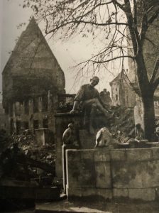 Der unversehrte Eulenspiegelbrunnen inmitten von Trümmern. Foto: Stadtarchiv