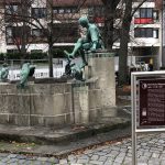 Eulenspiegelbrunnen mit Persönlichkeitsstafel für seinen Stifter Bernhard Meyersfeld. Foto: Der Löwe