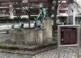 Eulenspiegelbrunnen mit Persönlichkeitsstafel für seinen Stifter Bernhard Meyersfeld. Foto: Der Löwe