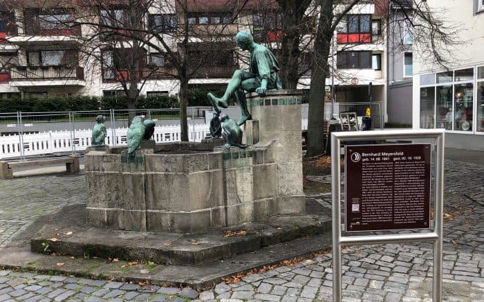 Eulenspiegelbrunnen mit Persönlichkeitsstafel für seinen Stifter Bernhard Meyersfeld. Foto: Der Löwe