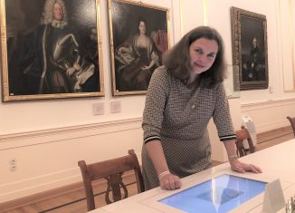 Helga Berendsen am multimedialen Historischen Menü im Schlossmuseum. Foto: Der Löwe