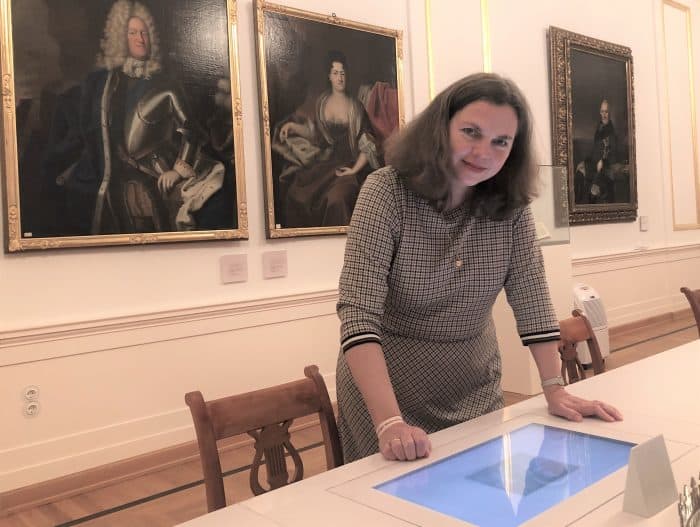 Helga Berendsen am multimedialen Historischen Menü im Schlossmuseum. Foto: Der Löwe