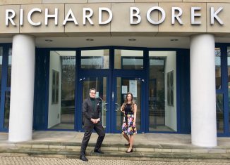 Dr. Michael Grisko und Kristin Torka vor dem Sitz der Unternehmensgruppe Richard Borek. Foto: RBS