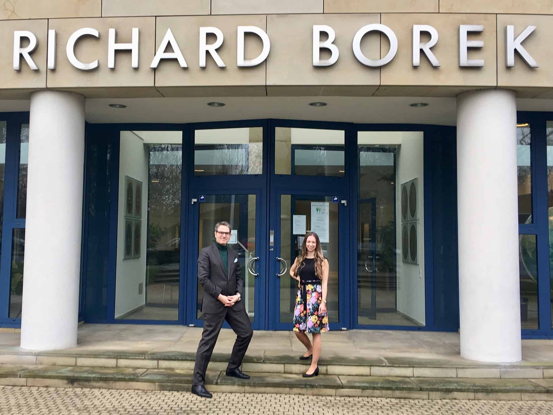 Dr. Michael Grisko und Kristin Torka vor dem Sitz der Unternehmensgruppe Richard Borek. Foto: RBS