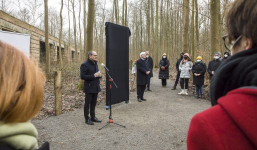 Niedersachsens Kultusminister Grant Hendrik Tonne hob die Bedeutung des Gedenkorts in der Buchhorst als „unverzichtbaren Lernort“ hervor. Foto: Peter Sierigk