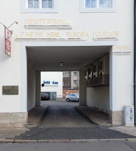 Teile der Inschrift des Martineums sind oberhalb der Parkplatz-Einfahrt Hotel „Stadtpalais“ angebracht. Foto: Elmar Arnhold.