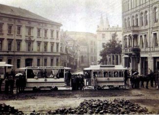 Friedrich-Wilhelm-Platz mit Blick zum Bankplatz und erster Lochschienen-Pferdebahn, 1879. Foto: Wikipedia, gemeinfrei