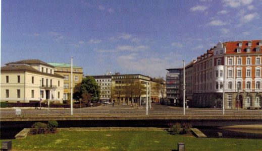 Blick vom alten Bahnhof auf den Friedrich-Wilhelm-Platz mit Villa von Amsberg (links) und dem ehemaligen Hotel Monopol. Foto: Elmar Arnhold