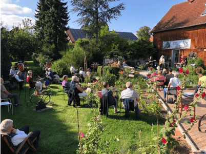 Veranstaltung im Skulpturengarten. Foto: privat