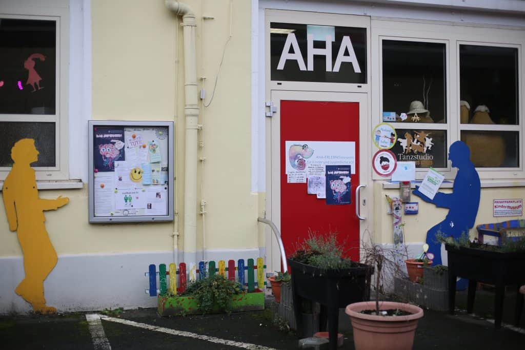 Der Eingang zum Museum liegt ein wenig versteckt zwischen Parkplätzen und Lagerräumen. Foto: Der Löwe