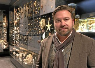 Dr. Mike Reich (48) in der „Schatzkammer“ mit historischen Beständen des Naturhistorischen Museums, die bis ins 17. Jahrhundert zurückgehen. Foto: Florian Arnold