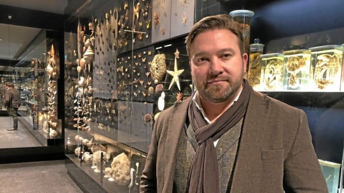 Dr. Mike Reich (48) in der „Schatzkammer“ mit historischen Beständen des Naturhistorischen Museums, die bis ins 17. Jahrhundert zurückgehen. Foto: Florian Arnold