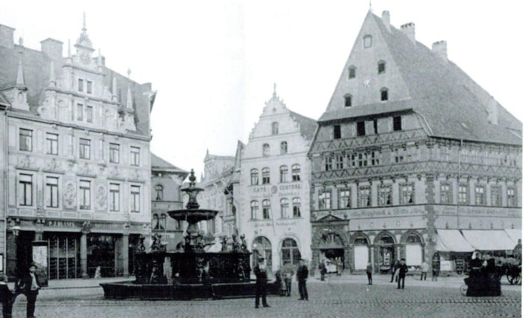 Der Kohlmarkt (von links) mit dem „Haus zur Sonne, dem „Haus zur Rose“ und dem „Haus zum Stern“, um1893. Das „Haus zum Stern“ (hier noch Fachwerk) wurde 1894 abgerissen und durch das heute noch stehende Steinhaus ersetzt. Foto: Niedersächsisches Landesarchiv Wolfenbüttel