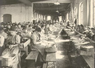 So wie die Arbeiterinnen auf diesem Foto aus der ehemaligen Konservenfabrik H. L. Krone & Co. um 1900. wurde auch in der Brunsviga Spargel geschält. Foto: Stadtarchiv Braunschweig