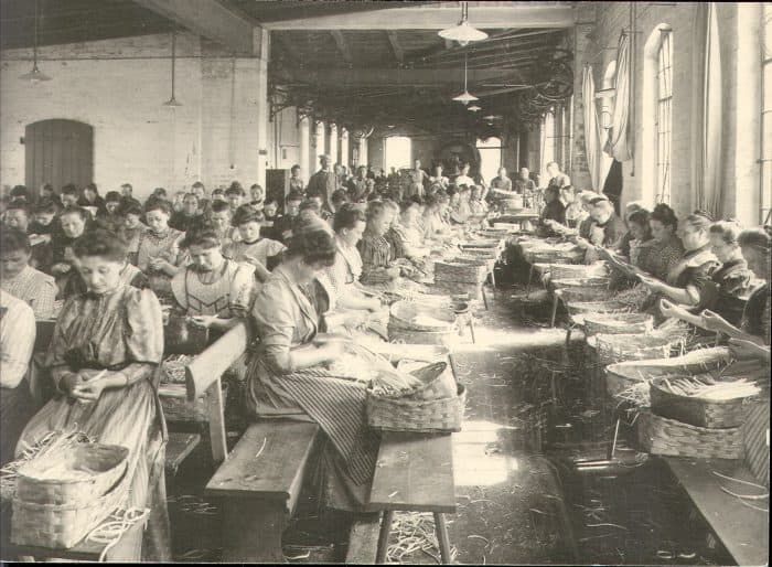 So wie die Arbeiterinnen auf diesem Foto aus der ehemaligen Konservenfabrik H. L. Krone & Co. um 1900. wurde auch in der Brunsviga Spargel geschält. Foto: Stadtarchiv Braunschweig