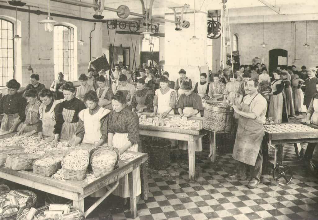 In der Blütezeit arbeiteten 6000 Menschen, überwiegend Frauen in den Braunschweiger Konservenfabriken (hier H. L. Krone & Co. um 1900). Foto: Stadtarchiv