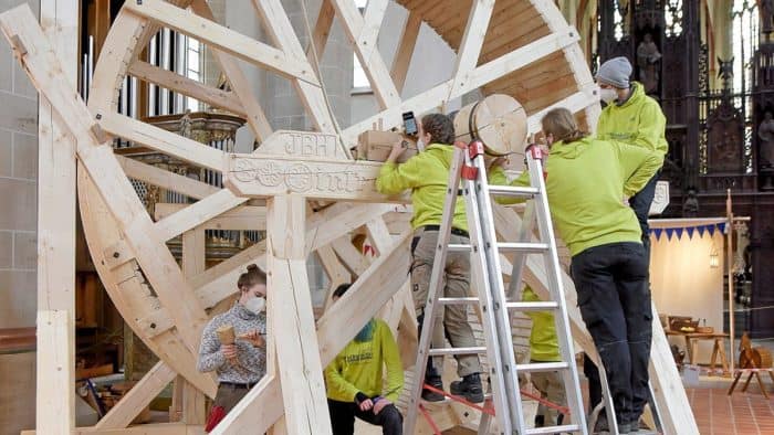 Die Jugendbauhütte baut in der Brüdern-Kirche einen mittelalterlichen Holzkran auf. Foto: Bernward Comes