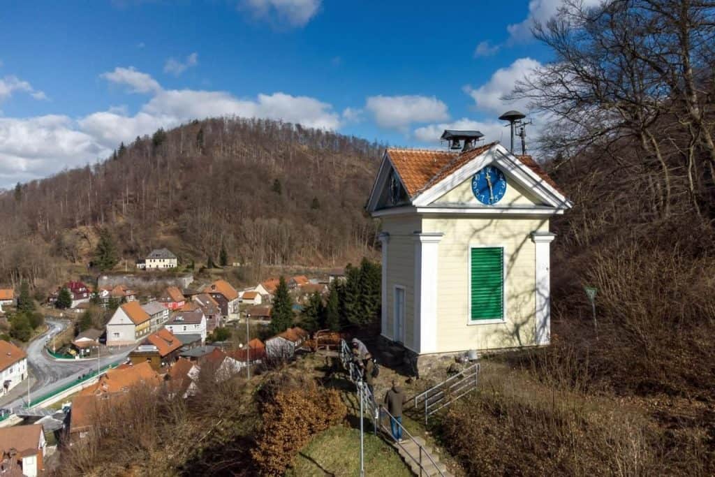 Zorges Glocken­turm glänzt wieder in der Frühlings­sonne