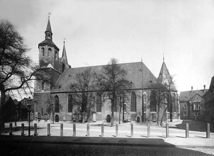 Magnikirche und Magnikirchplatz, um 1930. Foto: Stadtarchiv