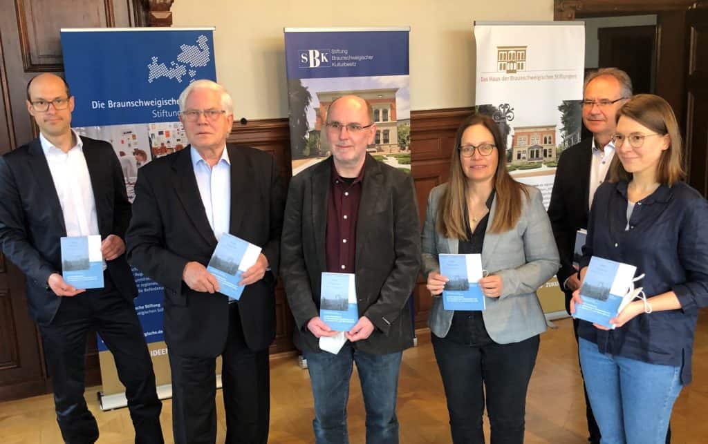 Buch veröf­fent­licht: „Geschichte, an die wir uns immer erinnern müssen“