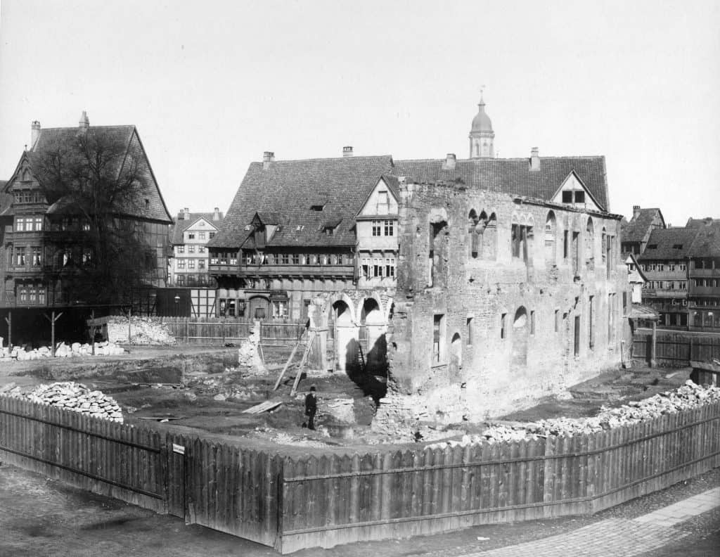 Der Burgplatz glänzt mit einer freien Inter­pre­ta­tion