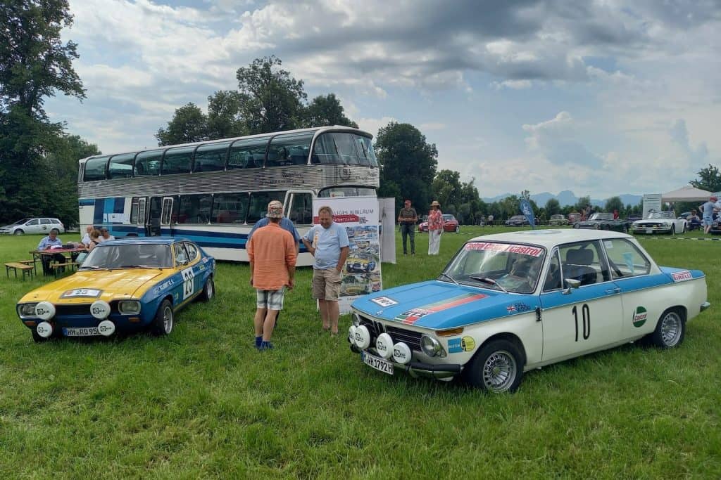 Rallye-Legende Walter Röhrl dreht eine Runde auf dem Schloss­platz