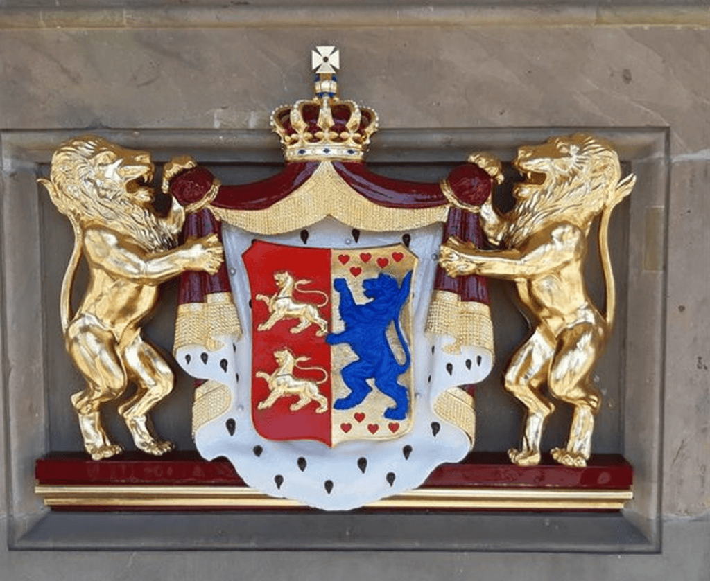 Das Staats­wappen hängt wieder an seinem angestammten Platz