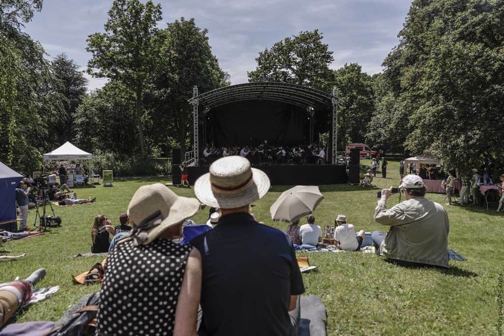 „Musicke“ aus den Zwanzi­gern am Ilseder Kugel­was­ser­turm