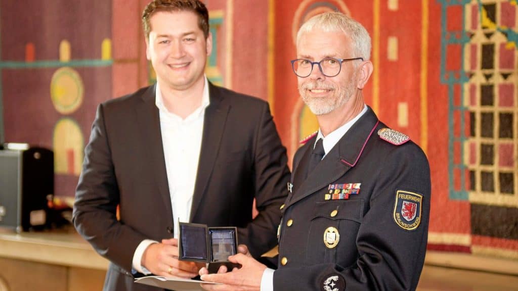 Braun­schweigs Stadt­brand­meister Ingo Schönbach ausge­zeichnet