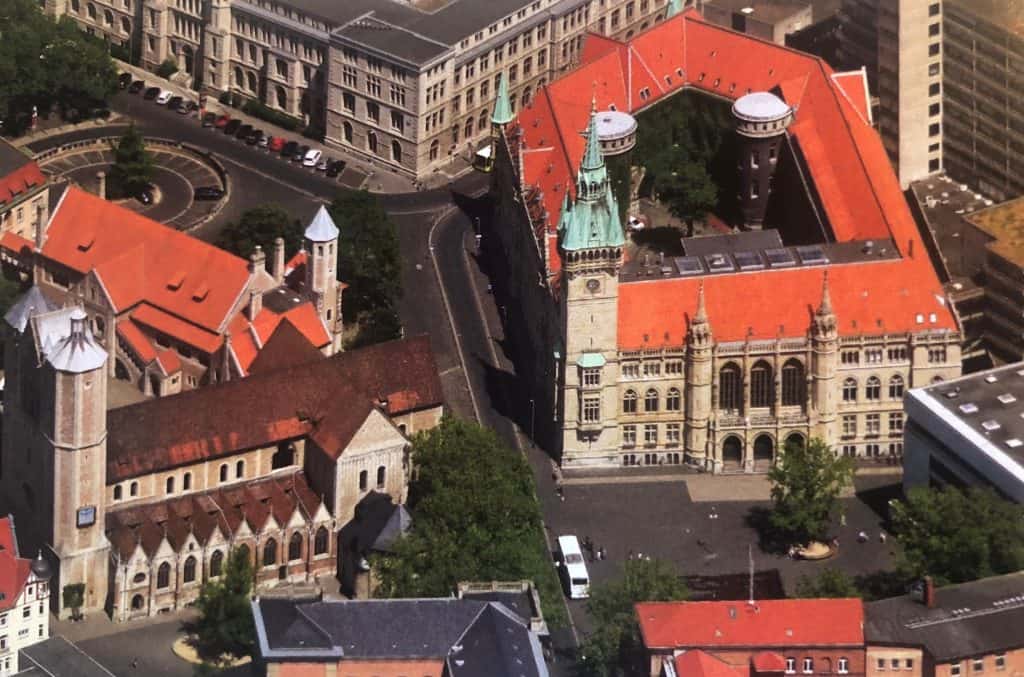 Empfind­liche Eingriffe rund um das Rathaus