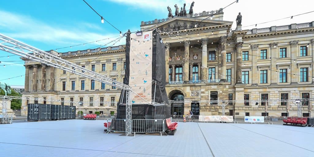 Aufbau versperrt Sicht auf das Schloss