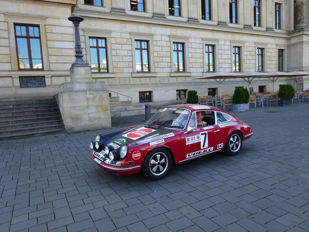 Ein „rollendes Automu­seum“ auf dem Schloss­platz