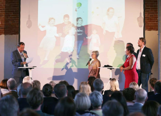 Gerd-Ulrich Hartmann (links), geschäftsführender Vorstand der Kroschke Kinderstiftung, stellte einzelne Projekte exemplarisch vor. Foto: Kroschke Kinderstiftung/Claudia Taylor