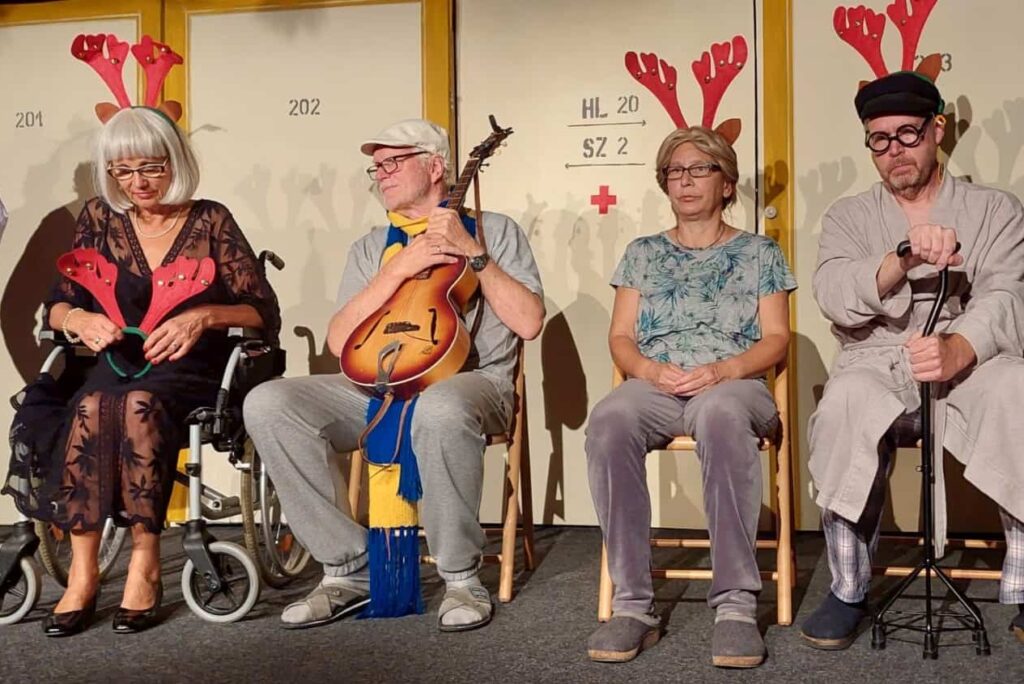 Rentner rebel­lieren unter dem Theater­dach