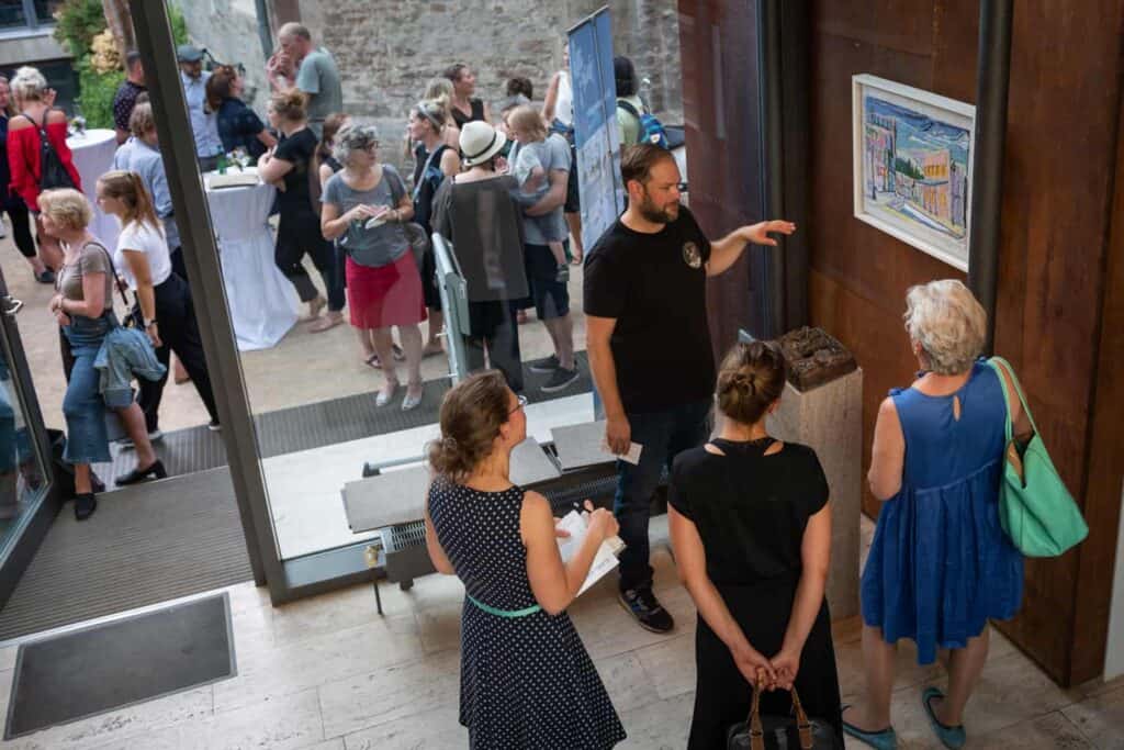 Die hiesige Kunst­szene stärken