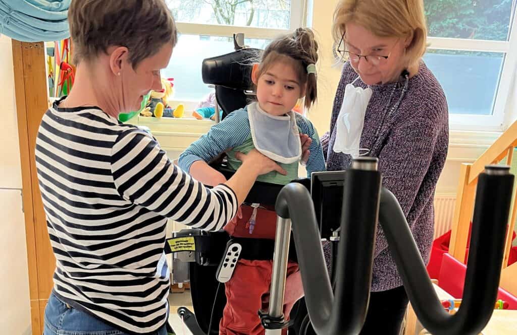 Bewegungs­trainer hilft körper­be­hin­derten Kindern