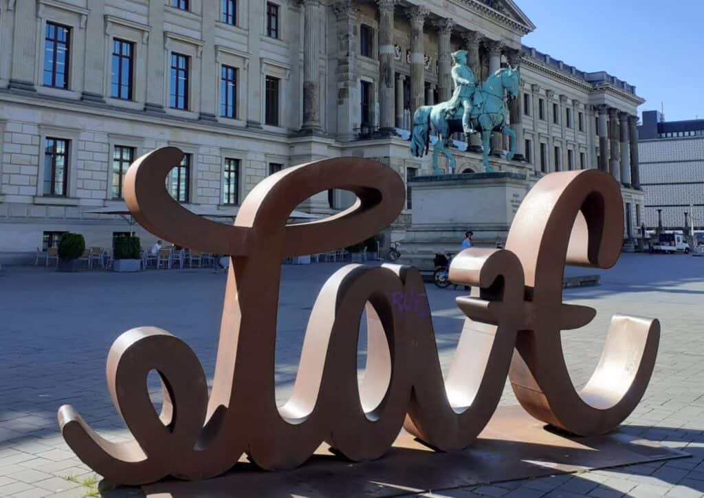 Künst­lerin der LOVE/HATE-Skulptur im Schloss­mu­seum