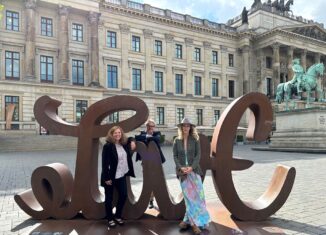 Museumsleiterin Helga Berendsen, Michael Grisko, Geschäftsführer der Richard Borek Stiftung, und Künstlerin Mia Florentine Weiss an der Skulptur auf dem Schlossplatz. Foto: Schlossmuseum