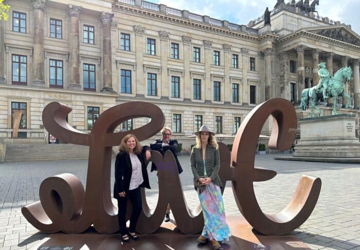 Museumsleiterin Helga Berendsen, Michael Grisko, Geschäftsführer der Richard Borek Stiftung, und Künstlerin Mia Florentine Weiss an der Skulptur auf dem Schlossplatz. Foto: Schlossmuseum