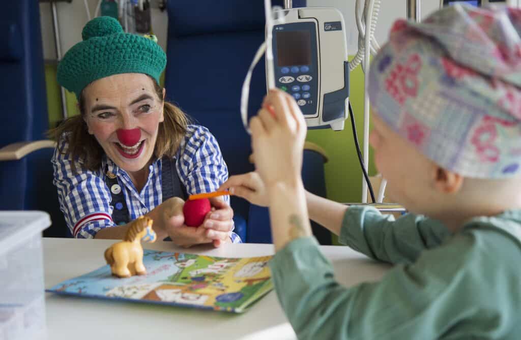 Clowns bringen ein Lachen ins Kranken­zimmer