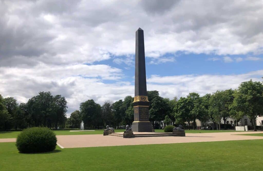 Jubiläum: Der Obelisk am Löwenwall steht seit 200 Jahren